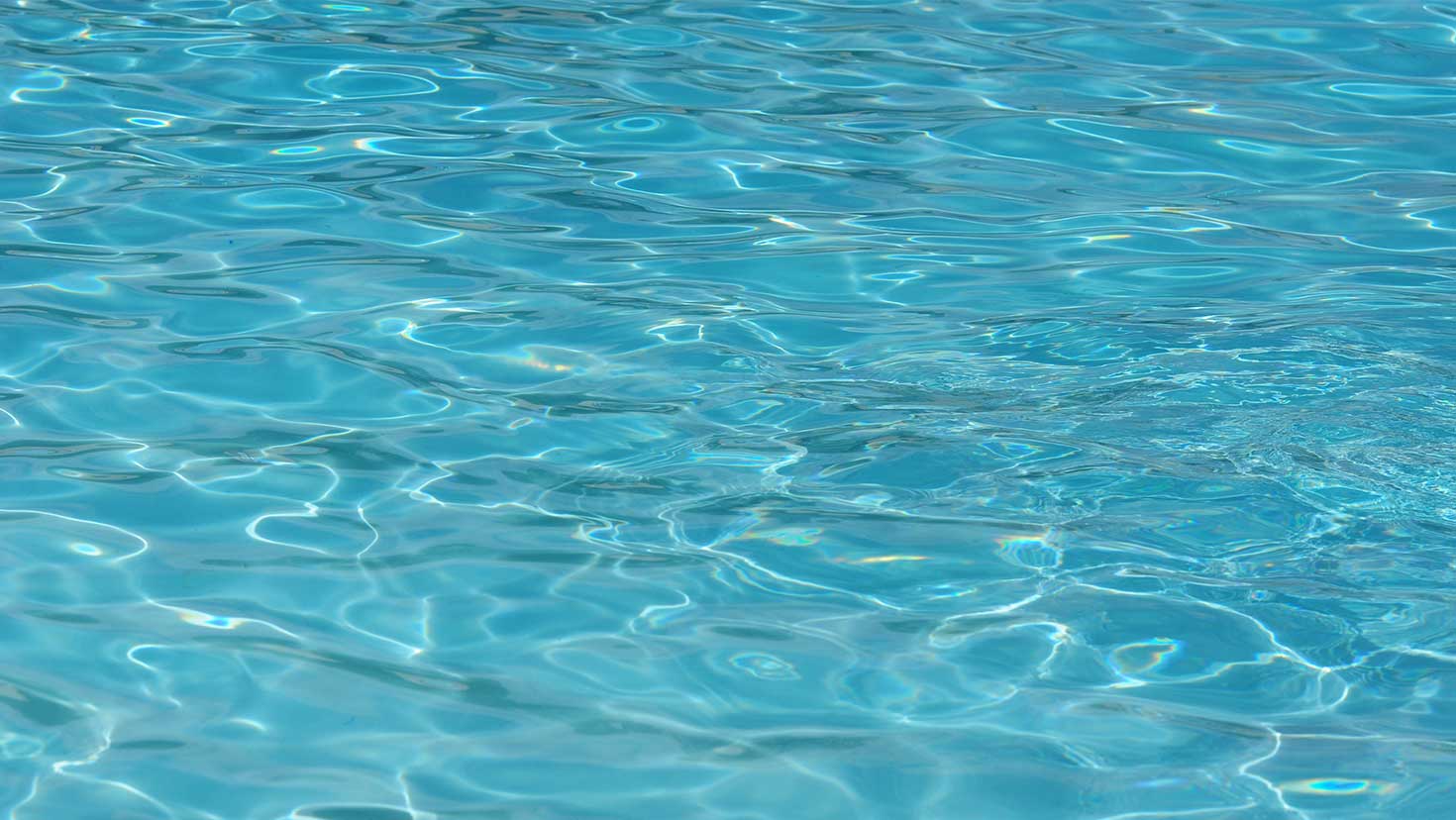 Eau de piscine propre et bleue, sol non visible
